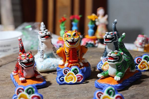 旧暦の寅年にちなんだ寅の置物5体セット ⓒ Vietnam Net 旧暦の寅年にちなんだ寅の置物5体セット ⓒ Vietnam Net